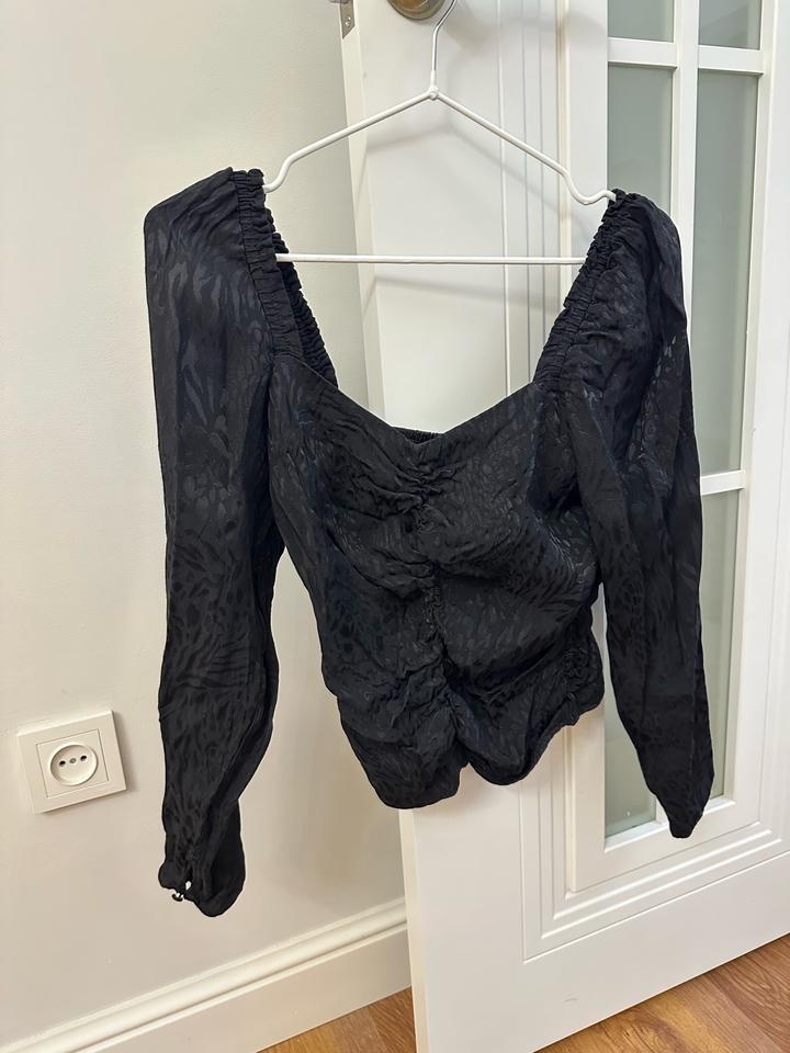 Черная блуза H&M с объёмными рукавами