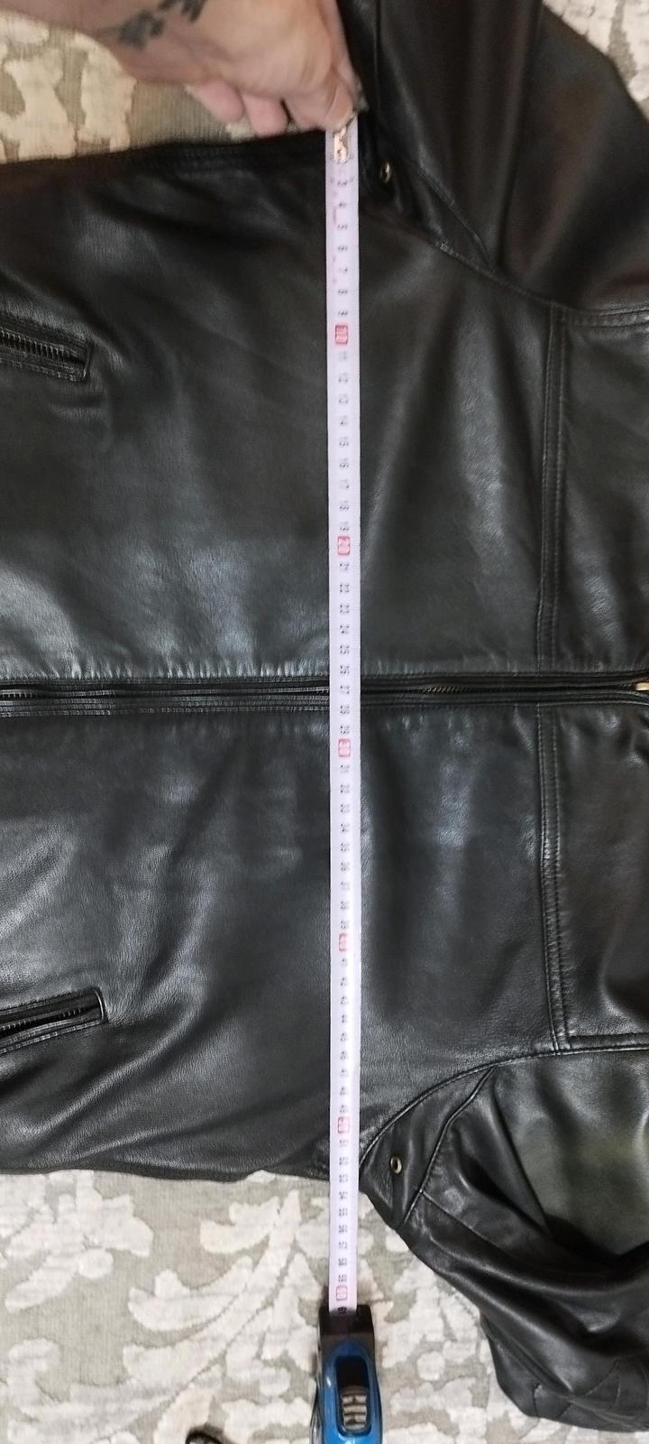 Кожаная куртка Massimo Dutti.