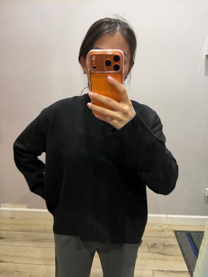 Свитер черный