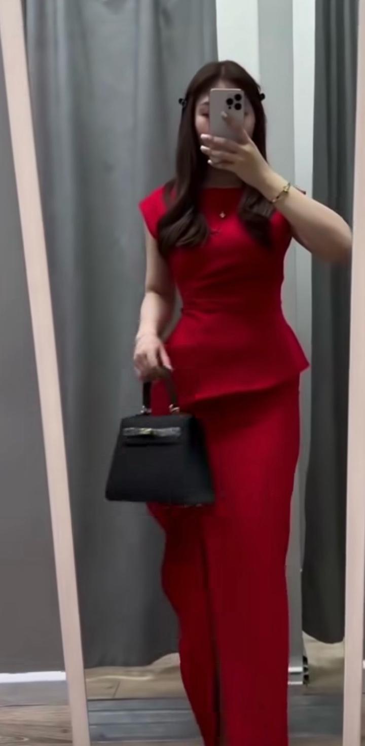 красное платье без рукавов