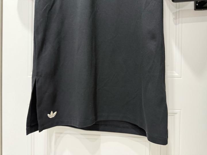 черное платье от бренда Adidas Originals.