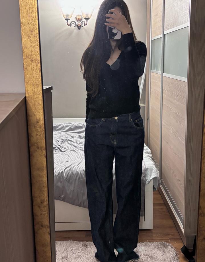 Темные прямые джинсы на заниженной посадке