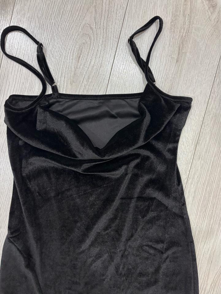 Платье черное бархат с разрезом на ноге s m