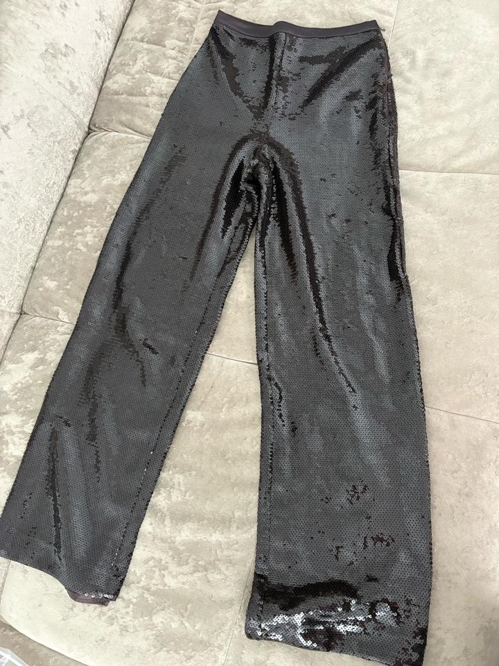 Черные брюки из H&M
