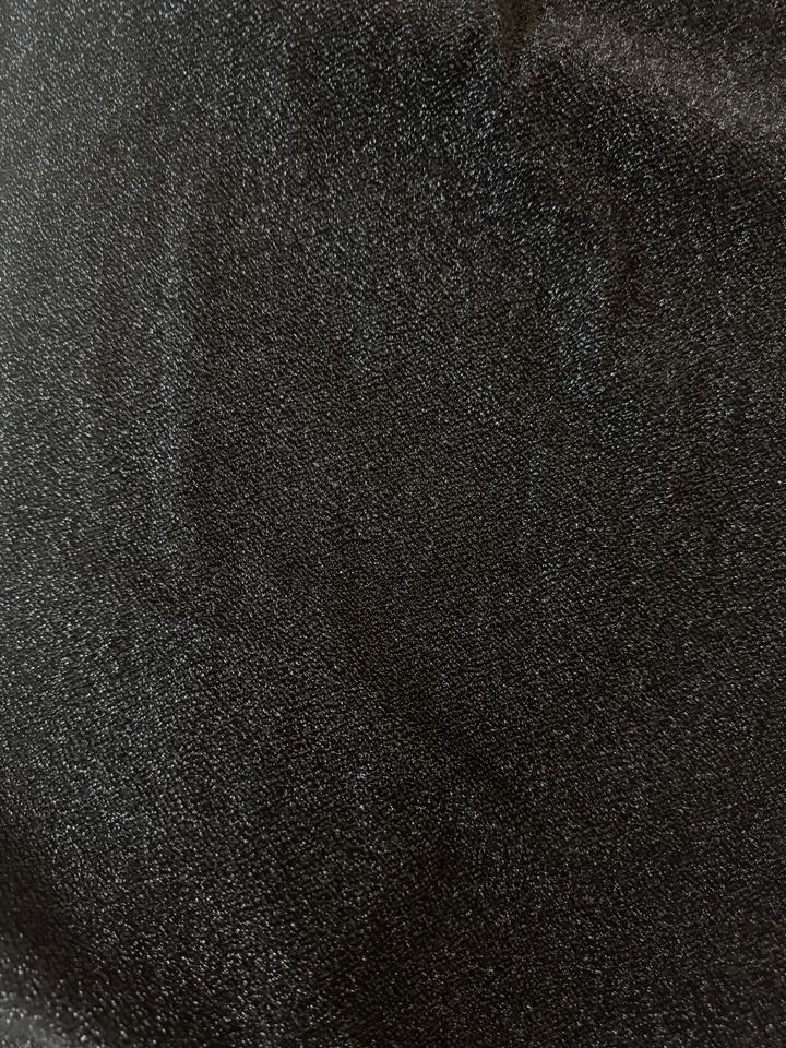 Черное обтягивающие платье миди с разрезом