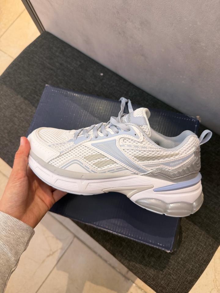 Женские кроссовки Reebok