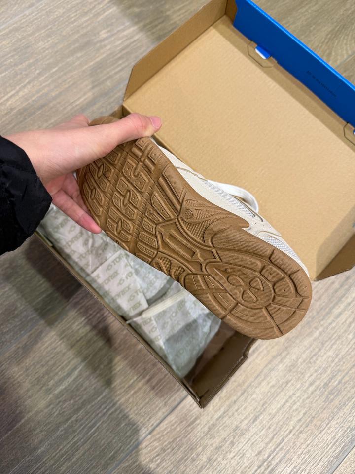 Женские кроссовки