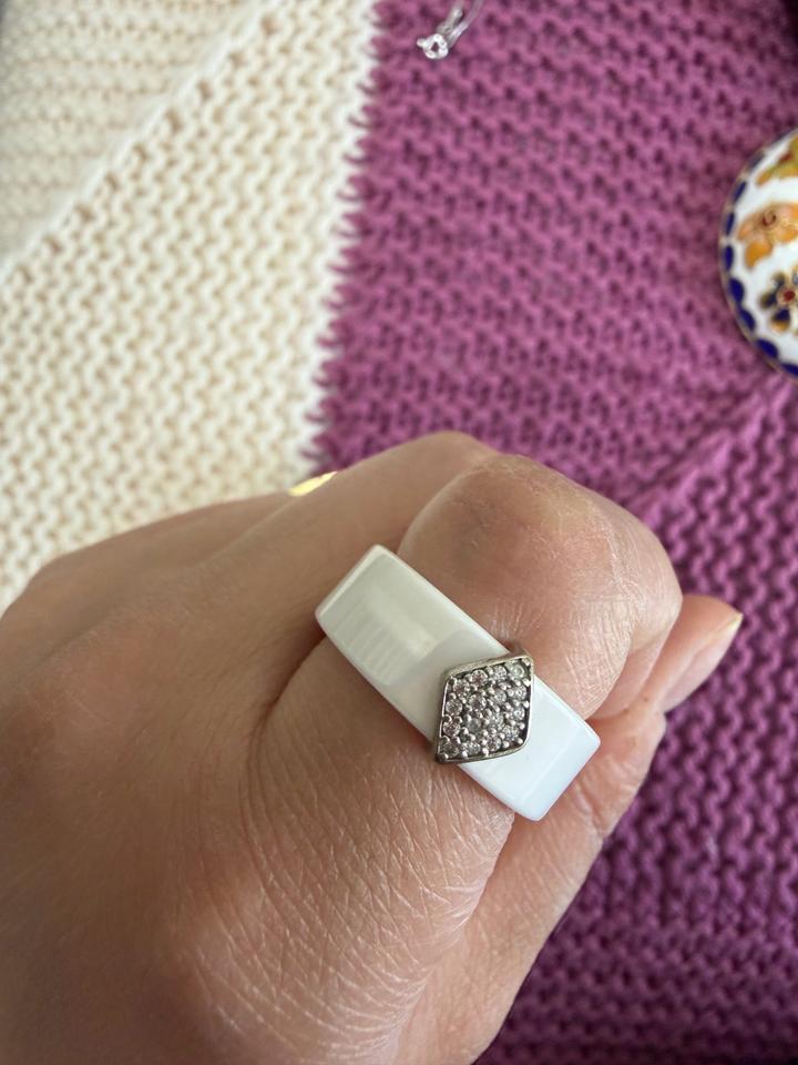 Стильное белое кольцо с камнями