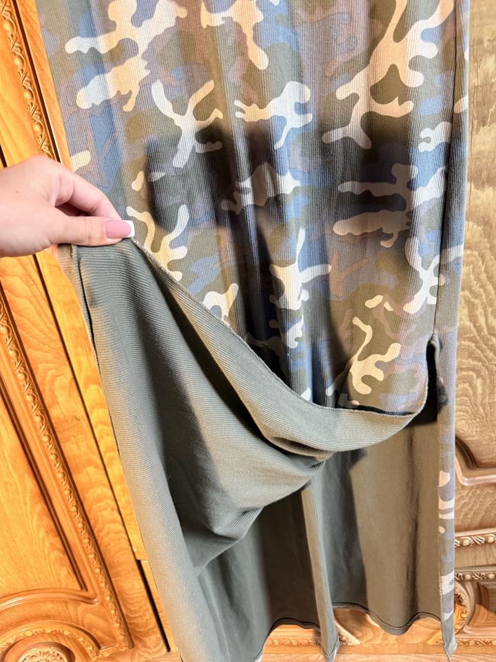 Платье в стиле casual с камуфляжным принтом