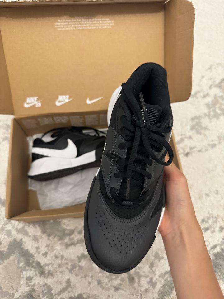 Теннисные кроссовки Nike