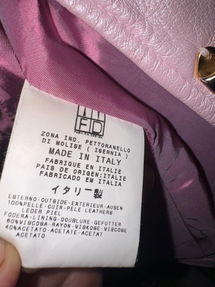 Кожаная куртка итальянского люксового бренда Roberto Cavalli.