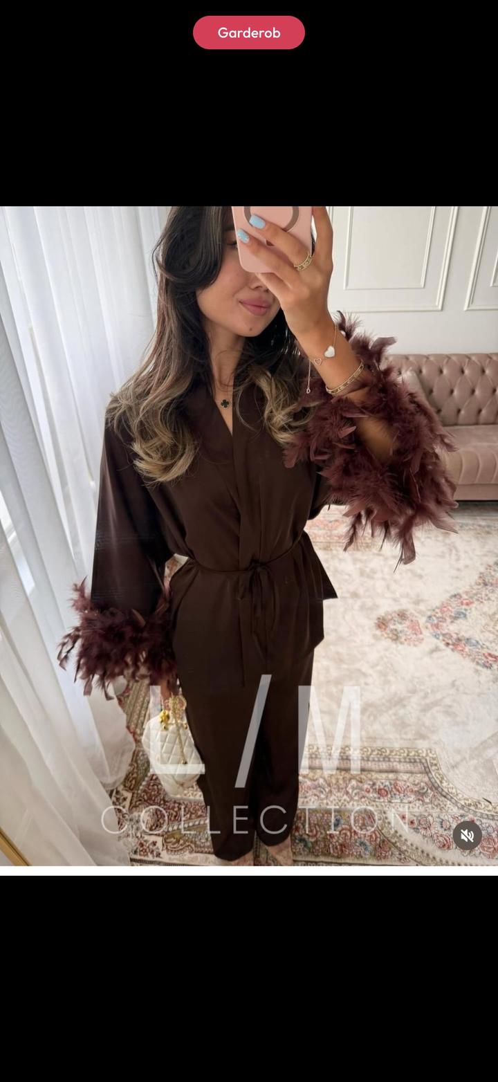 Продам красивый атласовый костюм, цвет красивый, шоколадный. На рукавах перья