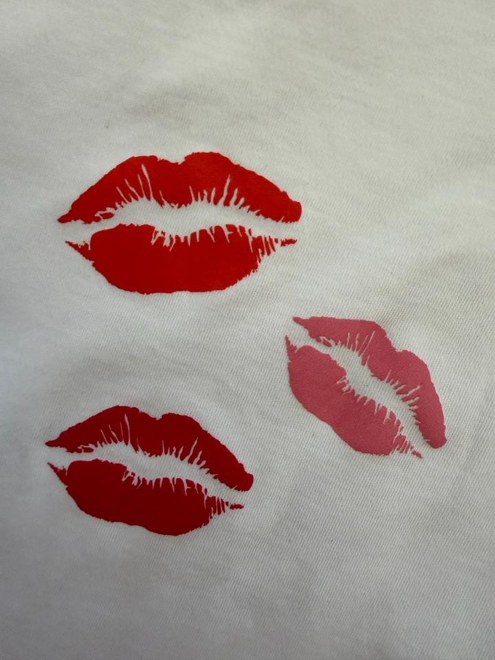 Белый бодик с поцелуйчиками