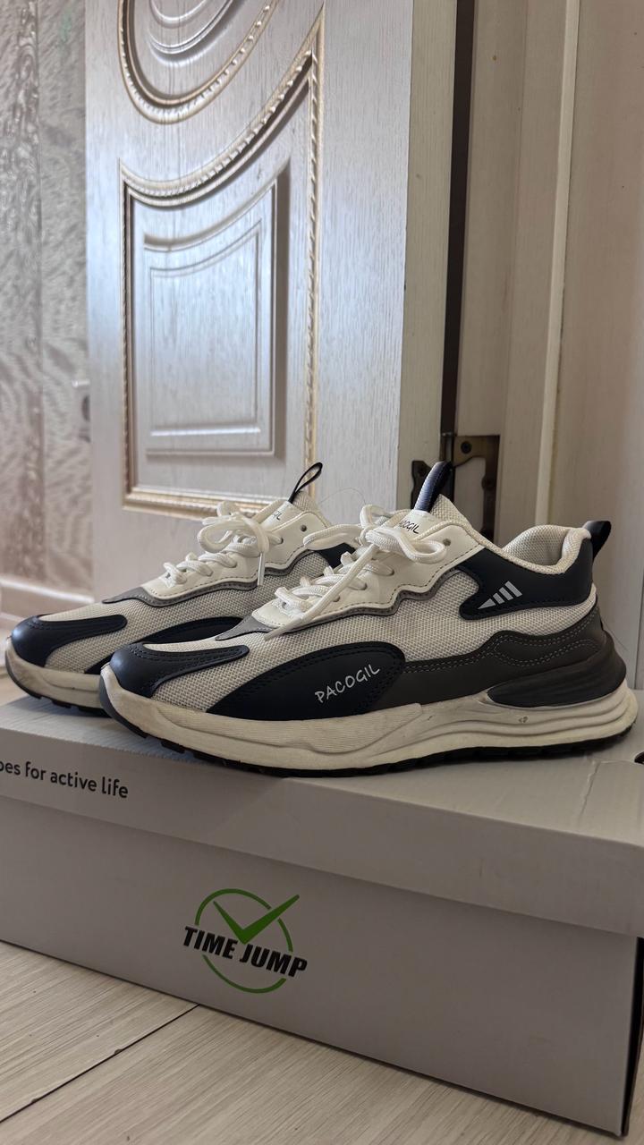 Белые кроссовки