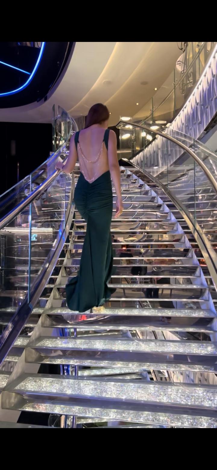 Элегантное платье для вечера зеленый декольте