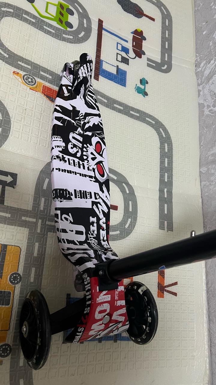 Продам НОВЫЙ самокат(нам подарили, но у нас есть свой) цена:4500тг