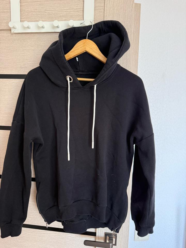 Черная теплая толстовка