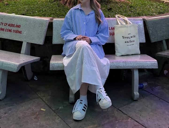 Стильная рубашка свободного кроя в голубую полоску