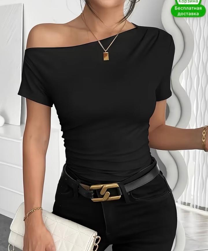 Футболка с открытой плечой