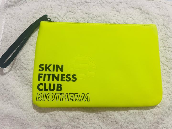 Ярко-неоновая косметичка из лимитированной спортивной линейки Skin Fitness Club