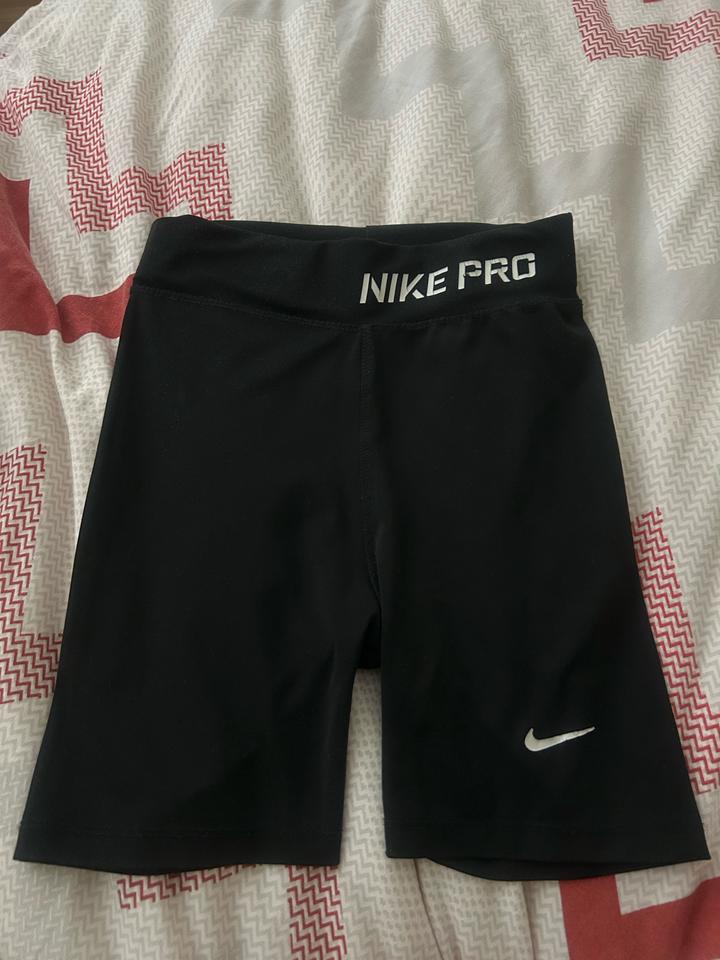 Черные спортивные шорты Nike
