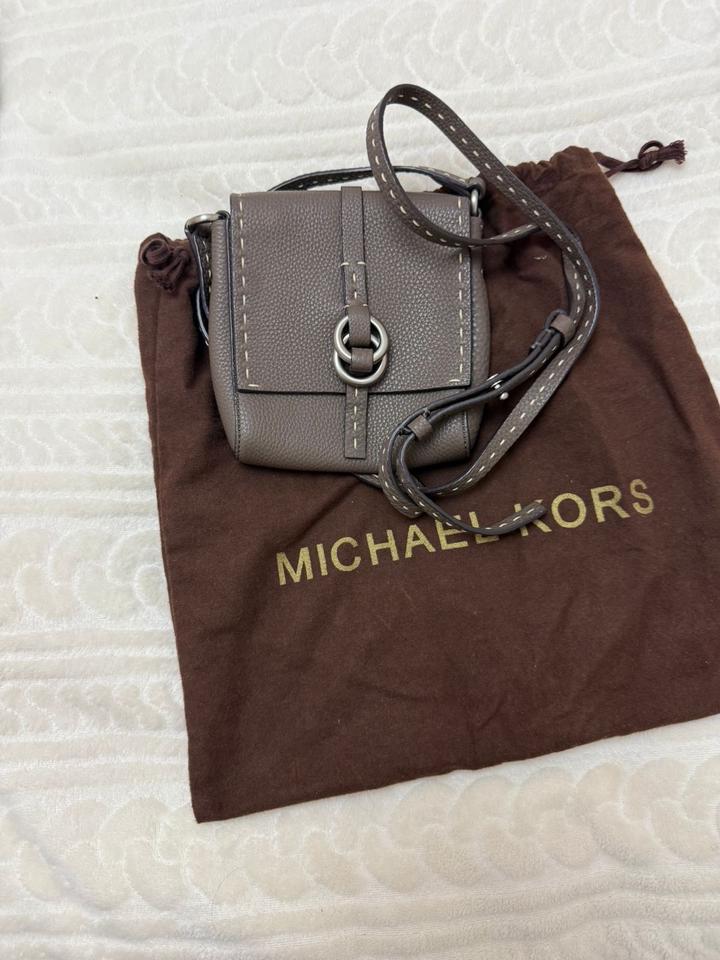 Маленькая сумка с ремешком Michael Kors