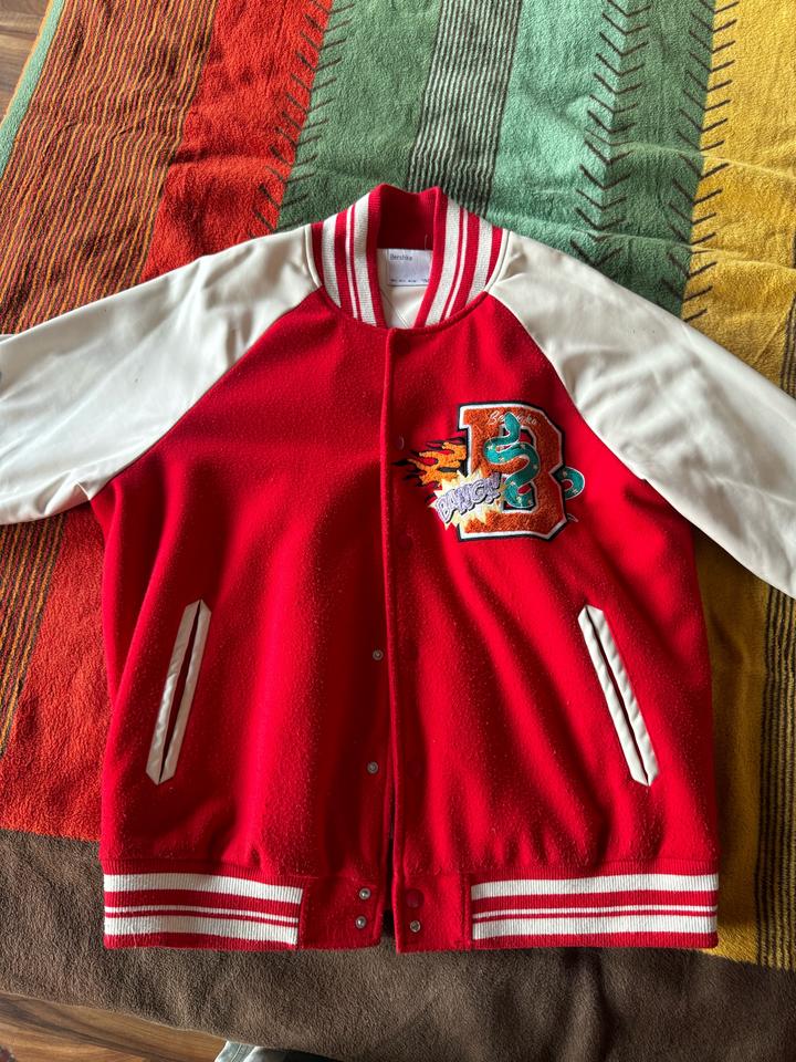 Бомбер Bershka