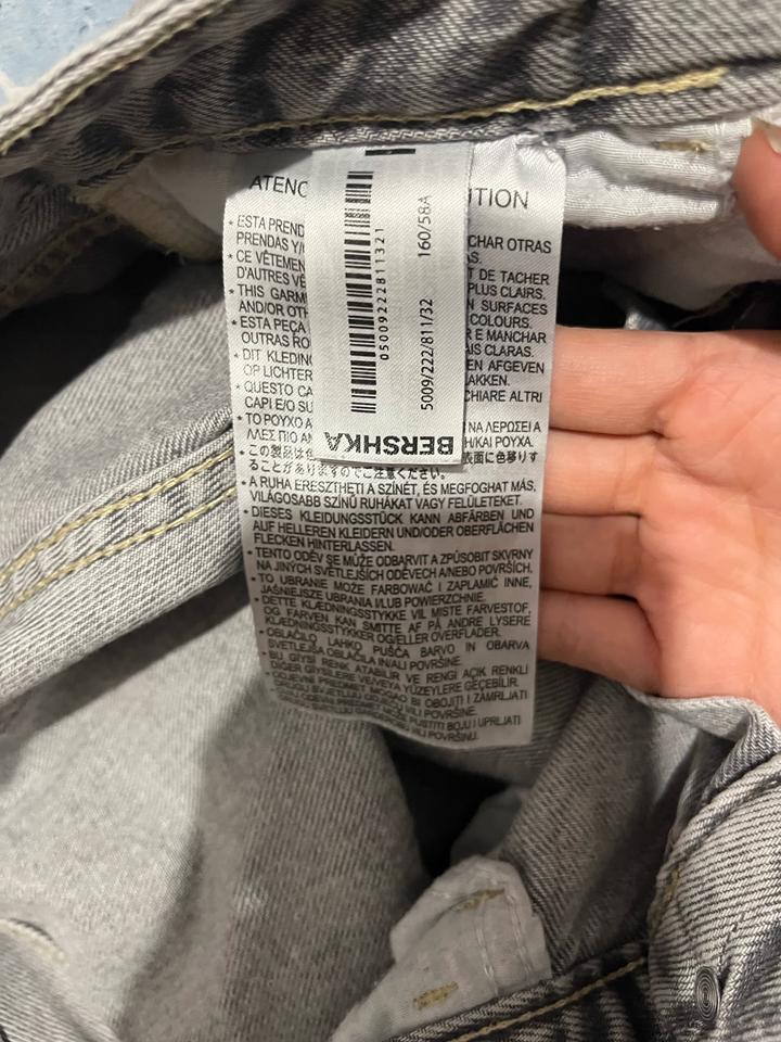 Серые джинсы Bershka