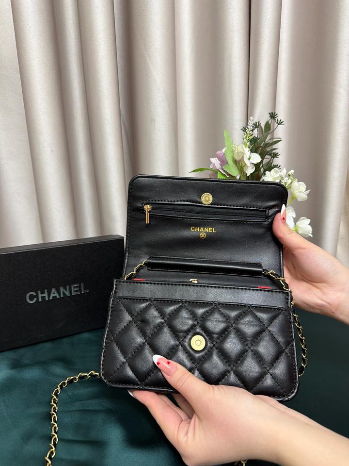 Красная и черная сумка от Chanel