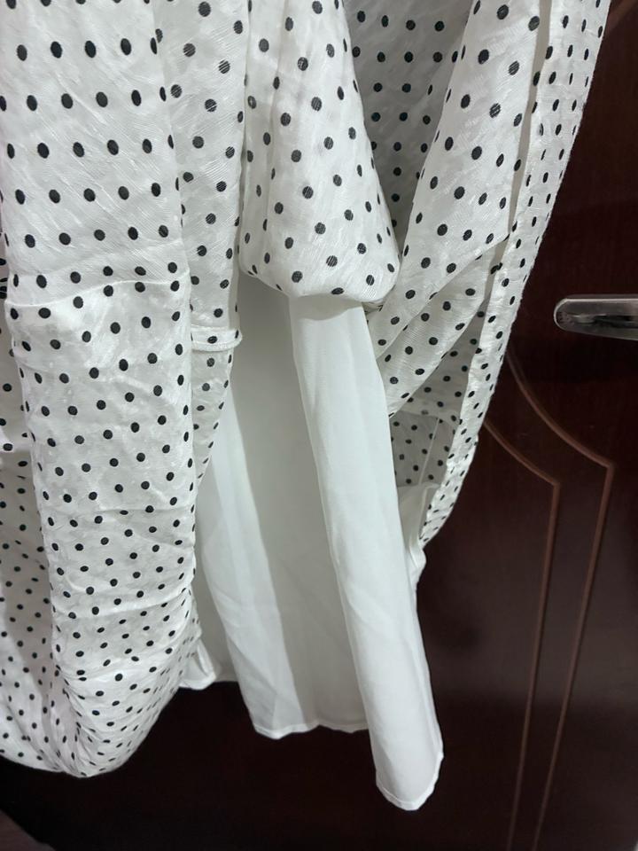 Платье с разрезами по бокам