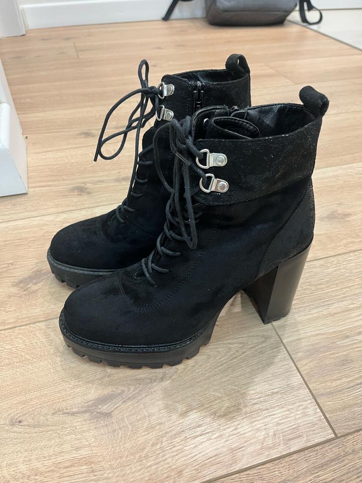 женские ботильоны на массивном каблуке в стиле: combat boots