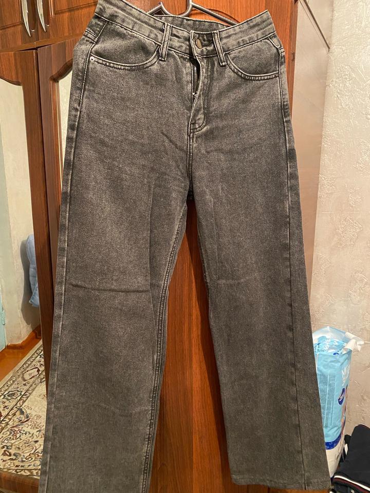 Серый джинсы