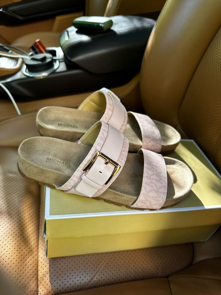 Розовые сандалии Michael Kors