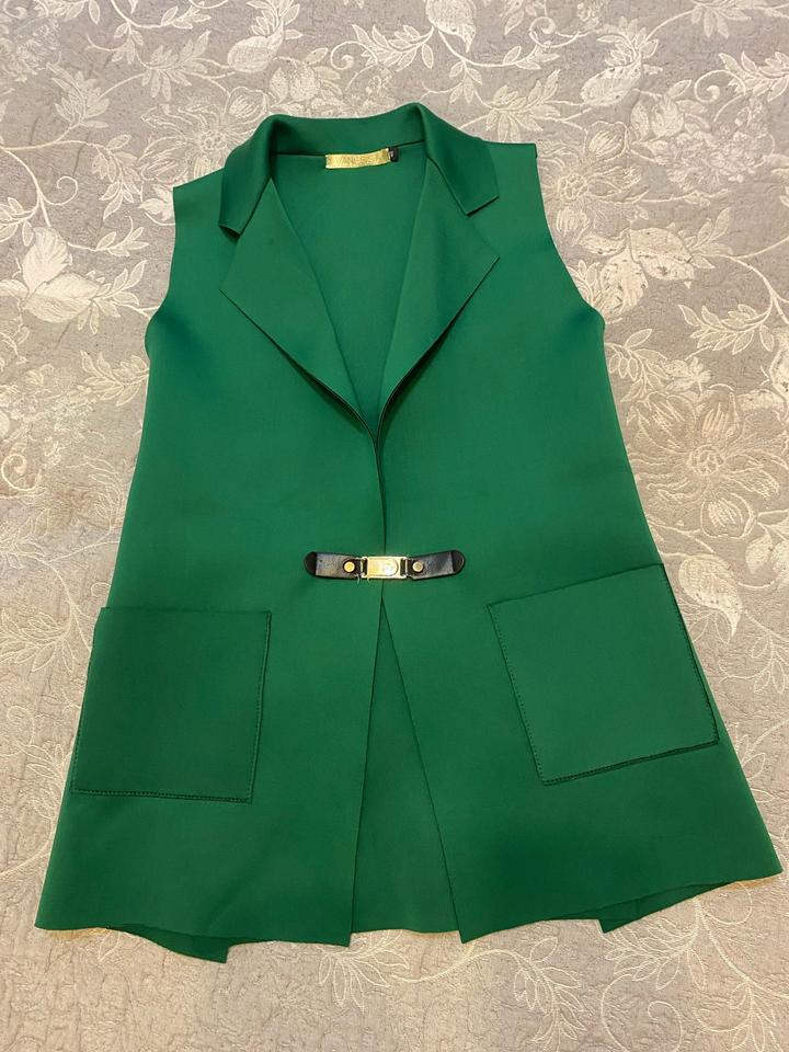 Фасон: удлинённый, свободного прямого кроя, лёгкий жилет-пиджак