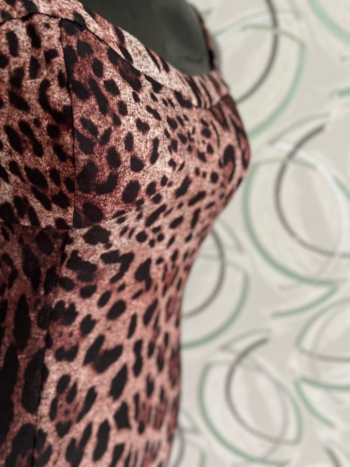 Тигровое платье с черной накидкой с перьями