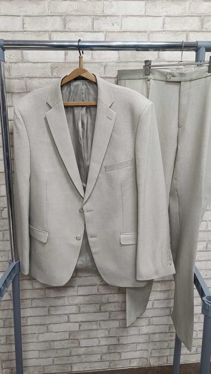 Мужской костюм двойка светлого цвета