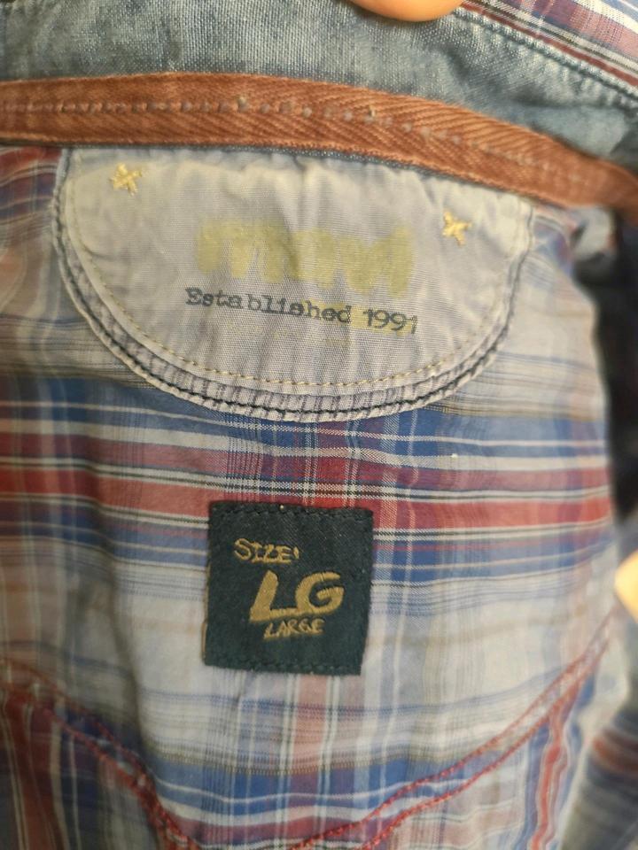 Рубашка с коротким рукавом.