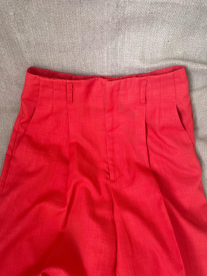 Яркие брюки GU