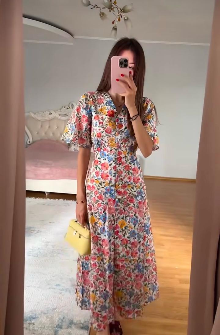 Цветочное платье, которое подчёркивает фигуру и создаёт нежный образ.