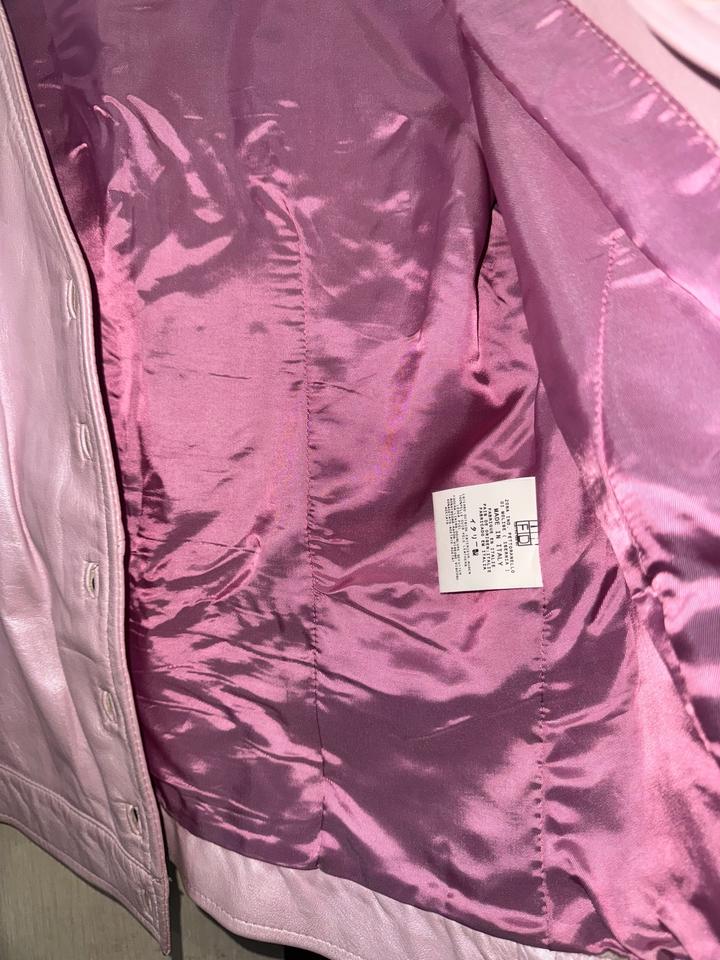 Кожаная куртка итальянского люксового бренда Roberto Cavalli.