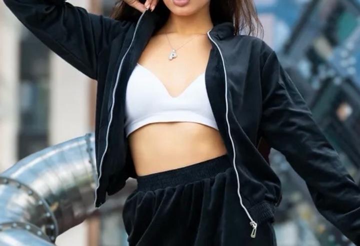 Черная велюровая кофта на молнии укороченный