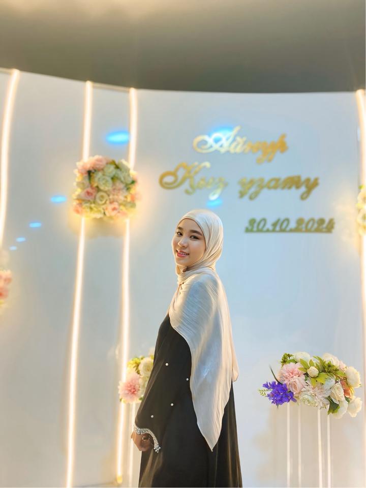 Черное атласное платье.