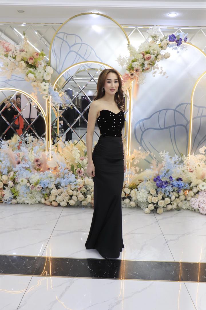 Черное платье атласное с стразиками и утягивающим корсетом