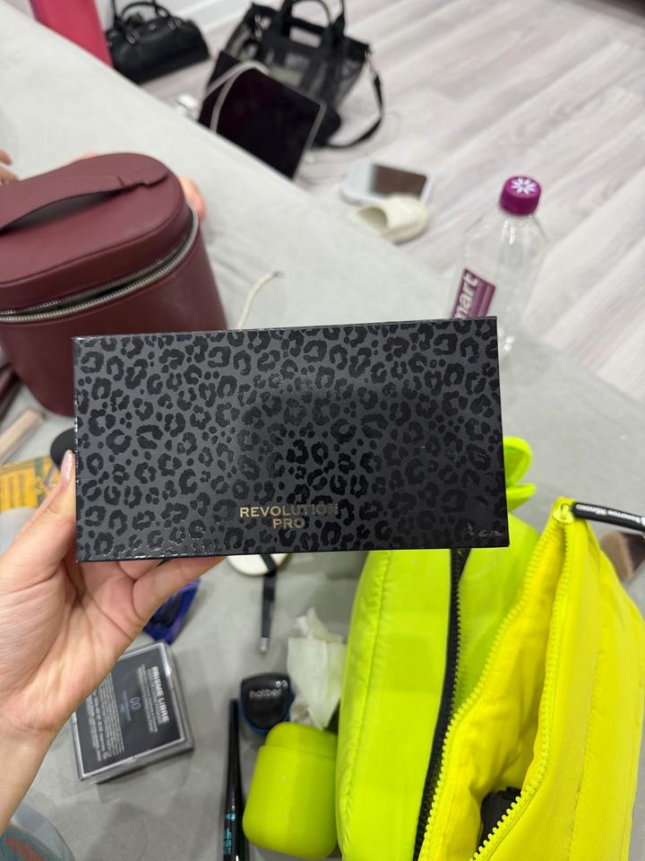 REVOLUTION PRO new neutrals smoked palette