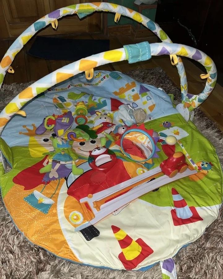 Лежанка с игрушками