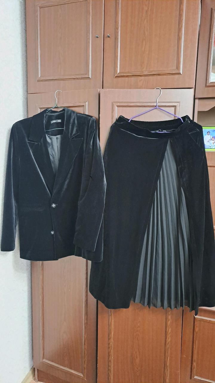 Продам шикарные двойки производство Турция. Королевский бархат , и люрекс костюм