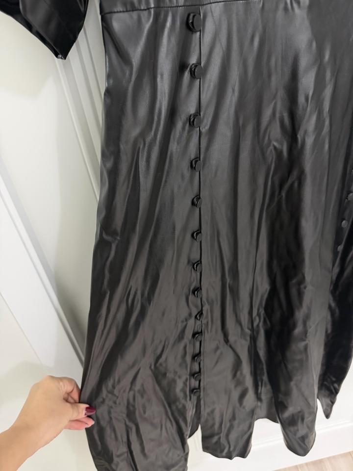 Черное кожаное платье