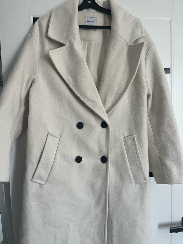 Белое пальто Bershka