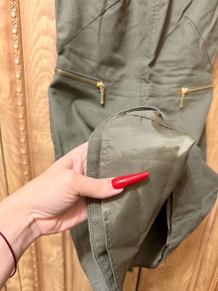 Платье H&M цвета хаки с подкладом и декоративными молниями