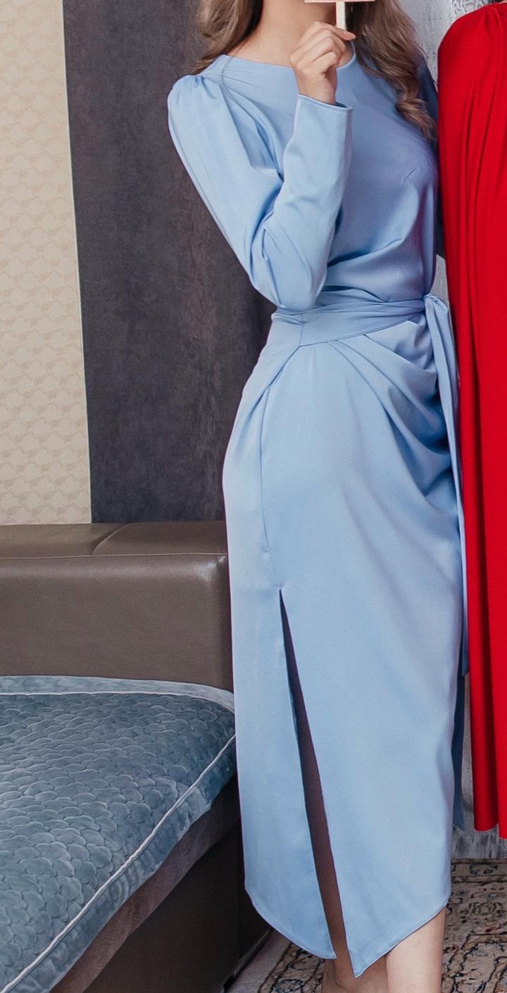 Голубое атласное платье